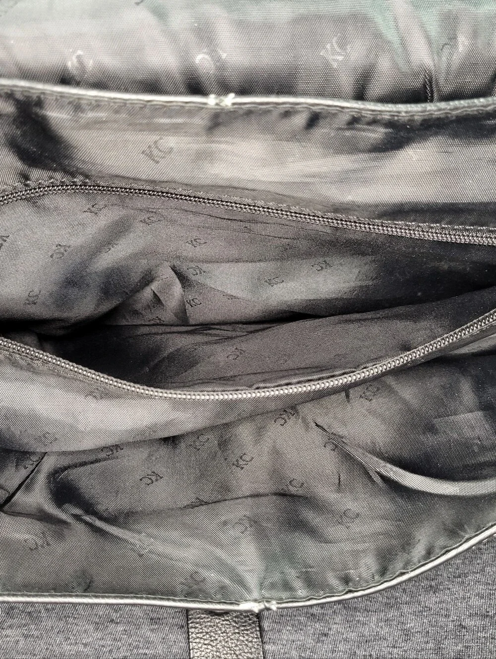 Kenneth Cole Classic Black Leather Messenger Bag with Adjustable Strap